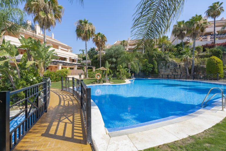 Communal swimming pool at Albatross Hill in Nueva Andalucía, Marbella
